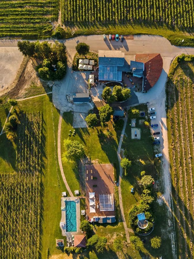 Hilltop Borbirtok & Etterem Hotel Neszmely Bagian luar foto