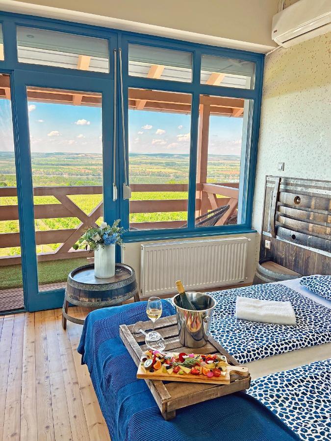 Hilltop Borbirtok & Etterem Hotel Neszmely Bagian luar foto