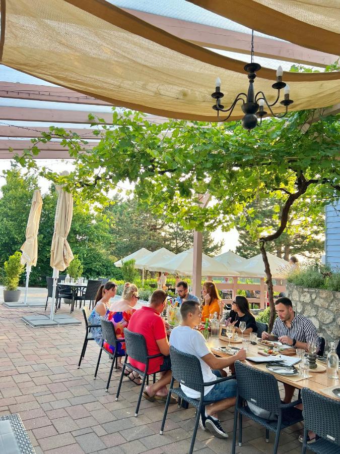 Hilltop Borbirtok & Etterem Hotel Neszmely Bagian luar foto